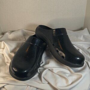 Oofos Womens Size 10 Mens Size 8 Clogs Slipon